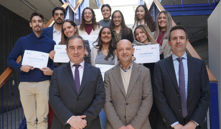Los becados por el Ayuntamiento de Dos Hermanas para estudiar un Máster en la Universidad Loyola
